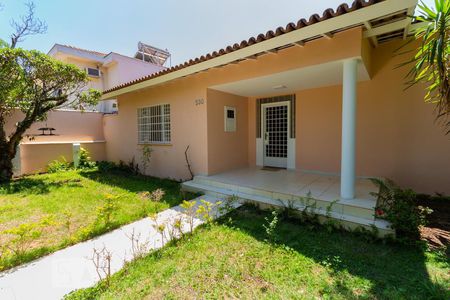 Casa para alugar com 230m², 3 quartos e 4 vagasFachada