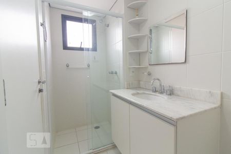 Banheiro de apartamento para alugar com 1 quarto, 44m² em Vila Izabel, Curitiba