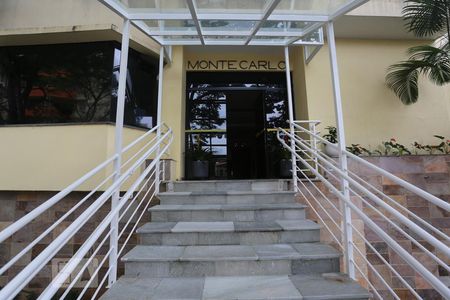 Apartamento para alugar com 80m², 3 quartos e 1 vagaEscadas de acesso