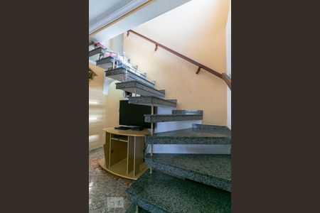 Escadas de casa para alugar com 3 quartos, 138m² em Vila Matilde, São Paulo