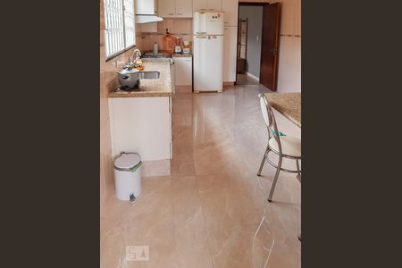 Casa à venda com 163m², 2 quartos e 4 vagas Casa à venda com 163m², 2 quartos e 4 vagasCozinha