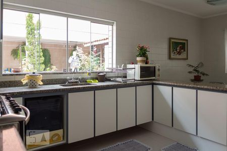 Casa à venda com 321m², 3 quartos e 4 vagas Casa à venda com 321m², 3 quartos e 4 vagasCozinha