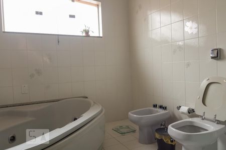 Casa à venda com 321m², 3 quartos e 4 vagas Casa à venda com 321m², 3 quartos e 4 vagasBanheiro do Quarto 1