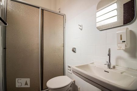 Banheiro de apartamento para alugar com 1 quarto, 50m² em Santana, Porto Alegre