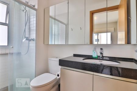 Banheiro de apartamento para alugar com 1 quarto, 35m² em Pinheiros, São Paulo