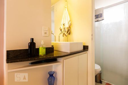 Banheiro de kitnet/studio para alugar com 1 quarto, 30m² em Bela Vista, São Paulo