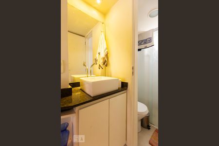 Banheiro de kitnet/studio para alugar com 1 quarto, 30m² em Bela Vista, São Paulo