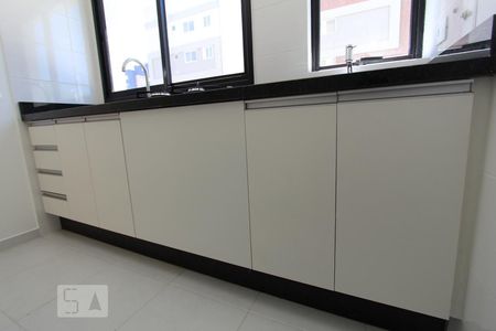 Cozinha de apartamento para alugar com 1 quarto, 30m² em Água Verde, Curitiba