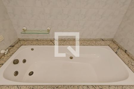 Casa à venda com 380m², 4 quartos e 8 vagasBanheiro da Suíte 1