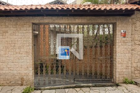 Casa à venda com 380m², 4 quartos e 8 vagasFachada da Casa
