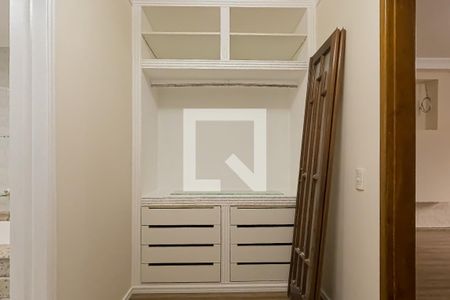 Casa à venda com 380m², 4 quartos e 8 vagasCloset da Suíte 1