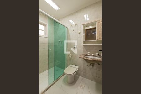 Casa à venda com 380m², 4 quartos e 8 vagasBanheiro da Suíte 2