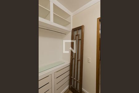 Casa à venda com 380m², 4 quartos e 8 vagasCloset da Suíte 1