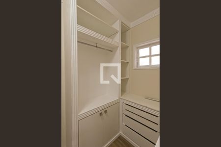 Casa à venda com 380m², 4 quartos e 8 vagasCloset da Suíte 1