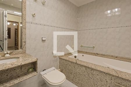 Casa à venda com 380m², 4 quartos e 8 vagasBanheiro da Suíte 1