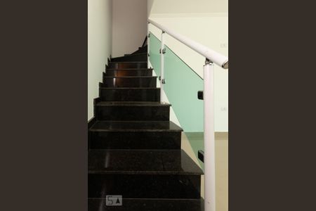 Escada de casa para alugar com 3 quartos, 120m² em Jardim Danfer, São Paulo