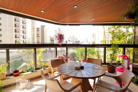 Apartamento à venda com 260m², 4 quartos e 4 vagas Apartamento à venda com 260m², 4 quartos e 4 vagasVaranda