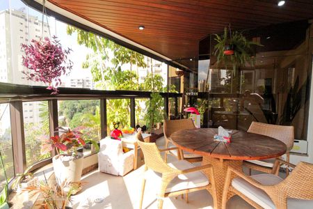 Apartamento à venda com 260m², 4 quartos e 4 vagas Apartamento à venda com 260m², 4 quartos e 4 vagasVaranda