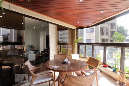 Apartamento à venda com 260m², 4 quartos e 4 vagas Apartamento à venda com 260m², 4 quartos e 4 vagasVaranda