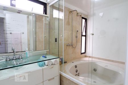 Apartamento à venda com 260m², 4 quartos e 4 vagas Apartamento à venda com 260m², 4 quartos e 4 vagasBanheiro da Suíte master