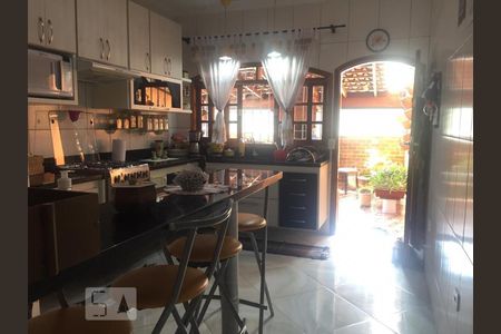 Casa à venda com 230m², 3 quartos e 5 vagas Casa à venda com 230m², 3 quartos e 5 vagaszinha