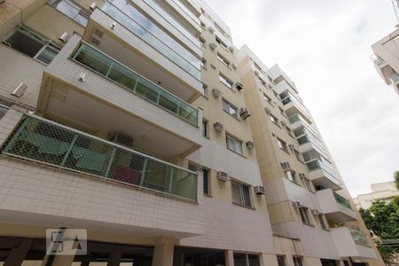 Apartamento à venda com 66m², 2 quartos e 1 vagaFachada Lateral
