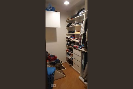 Casa à venda com 305m², 3 quartos e 4 vagasCloset