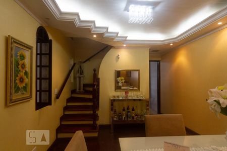 Escadas de casa para alugar com 3 quartos, 230m² em Cipava, Osasco