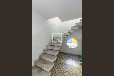Sala - Acesso ao 2º andar de casa para alugar com 4 quartos, 300m² em Olaria, Rio de Janeiro