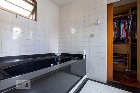 Apartamento à venda com 265m², 4 quartos e sem vagaBanheiro da Suíte