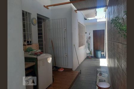 Casa à venda com 180m², 4 quartos e 3 vagas Casa à venda com 180m², 4 quartos e 3 vagasLavanderia