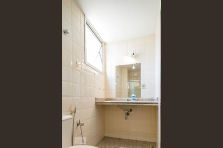 Banheiro de kitnet/studio para alugar com 1 quarto, 55m² em Funcionários, Belo Horizonte