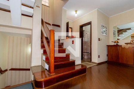 Casa à venda com 216m², 3 quartos e 4 vagasEscada