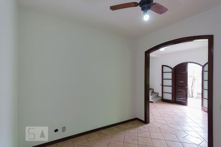 Sala (1º andar) de casa de condomínio para alugar com 3 quartos, 140m² em Pechincha, Rio de Janeiro