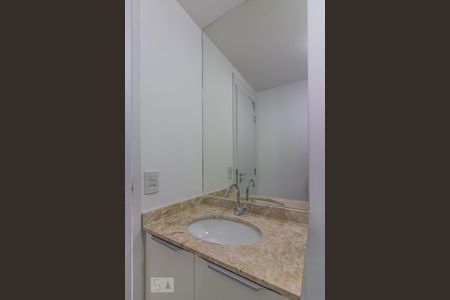 Banheiro de kitnet/studio para alugar com 1 quarto, 26m² em Centro, São Paulo