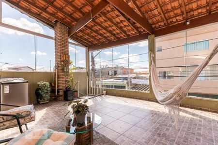 Casa à venda com 180m², 2 quartos e 3 vagas Casa à venda com 180m², 2 quartos e 3 vagasVaranda