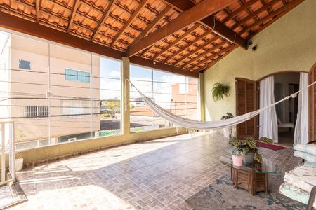 Casa à venda com 180m², 2 quartos e 3 vagas Casa à venda com 180m², 2 quartos e 3 vagasVaranda