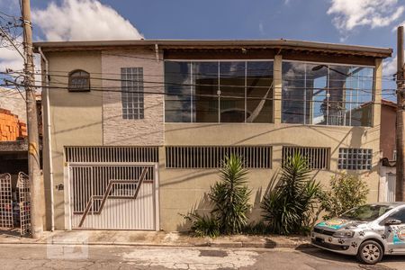 Casa à venda com 180m², 2 quartos e 3 vagas Casa à venda com 180m², 2 quartos e 3 vagasFachada