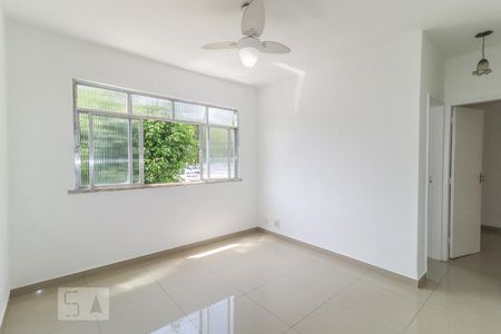 Sala de apartamento para alugar com 2 quartos, 45m² em Freguesia de Jacarepaguá, Rio de Janeiro