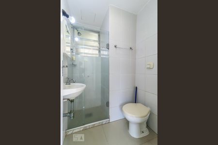 Banheiro de apartamento para alugar com 2 quartos, 45m² em Freguesia de Jacarepaguá, Rio de Janeiro