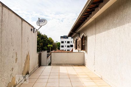 Casa à venda com 180m², 3 quartos e 2 vagasVaranda