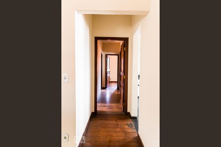 Casa à venda com 180m², 3 quartos e 2 vagasCorredor