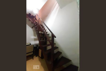 Casa para alugar com 188m², 4 quartos e 2 vagasEscada