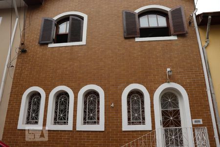 Casa à venda com 250m², 4 quartos e 3 vagasFachada