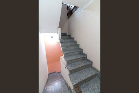 Casa para alugar com 300m², 3 quartos e 4 vagasEscadas para o salão de festas