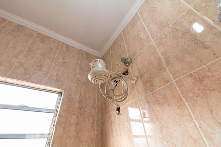 Casa para alugar com 300m², 3 quartos e 4 vagasBanheiro salão de festas - chuveiro