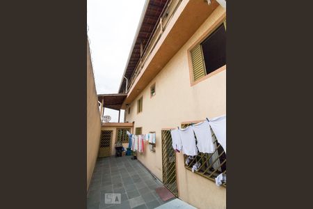 Casa para alugar com 300m², 3 quartos e 4 vagasFachada lateral