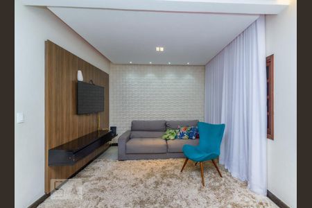 Sala de casa à venda com 4 quartos, 400m² em Heliópolis, Belo Horizonte