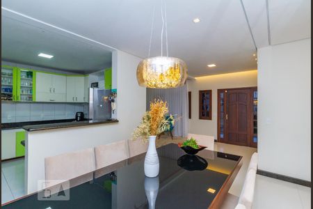 Sala de casa à venda com 4 quartos, 400m² em Heliópolis, Belo Horizonte