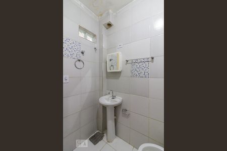 Banheiro de kitnet/studio para alugar com 1 quarto, 21m² em Jardim Dourado, Guarulhos